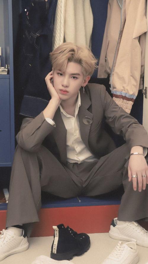 黄明昊哭的照片,情感瞬间触动人心